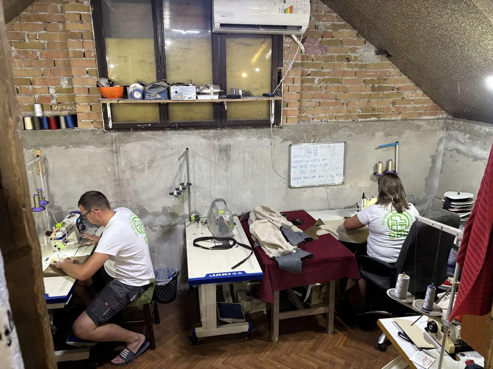Šivenje presvlaka na industrijskim mašinama u radionici DBD Enterijer